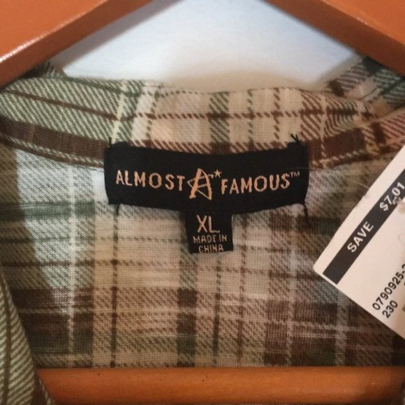 NWT Almost famous women’s checkered plaid short sleeve crop shirt size XL - Picture 2 of 4